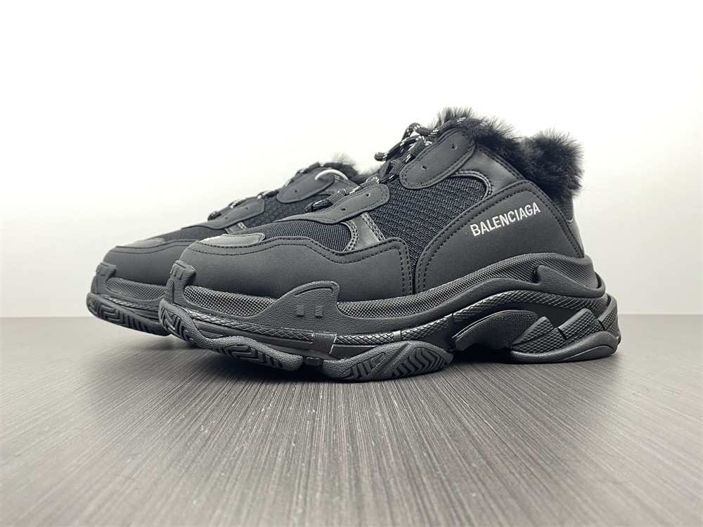 Ba*len*cia*ga triple s black with feather inside