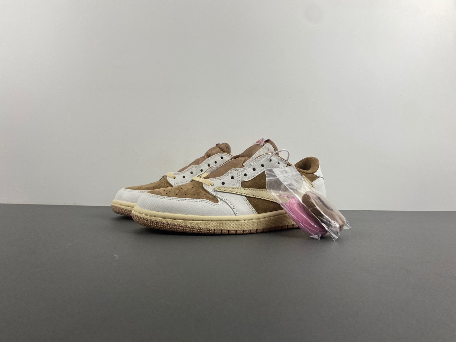 travis scott air jordan 1 low og sail shy pink dm7866-106