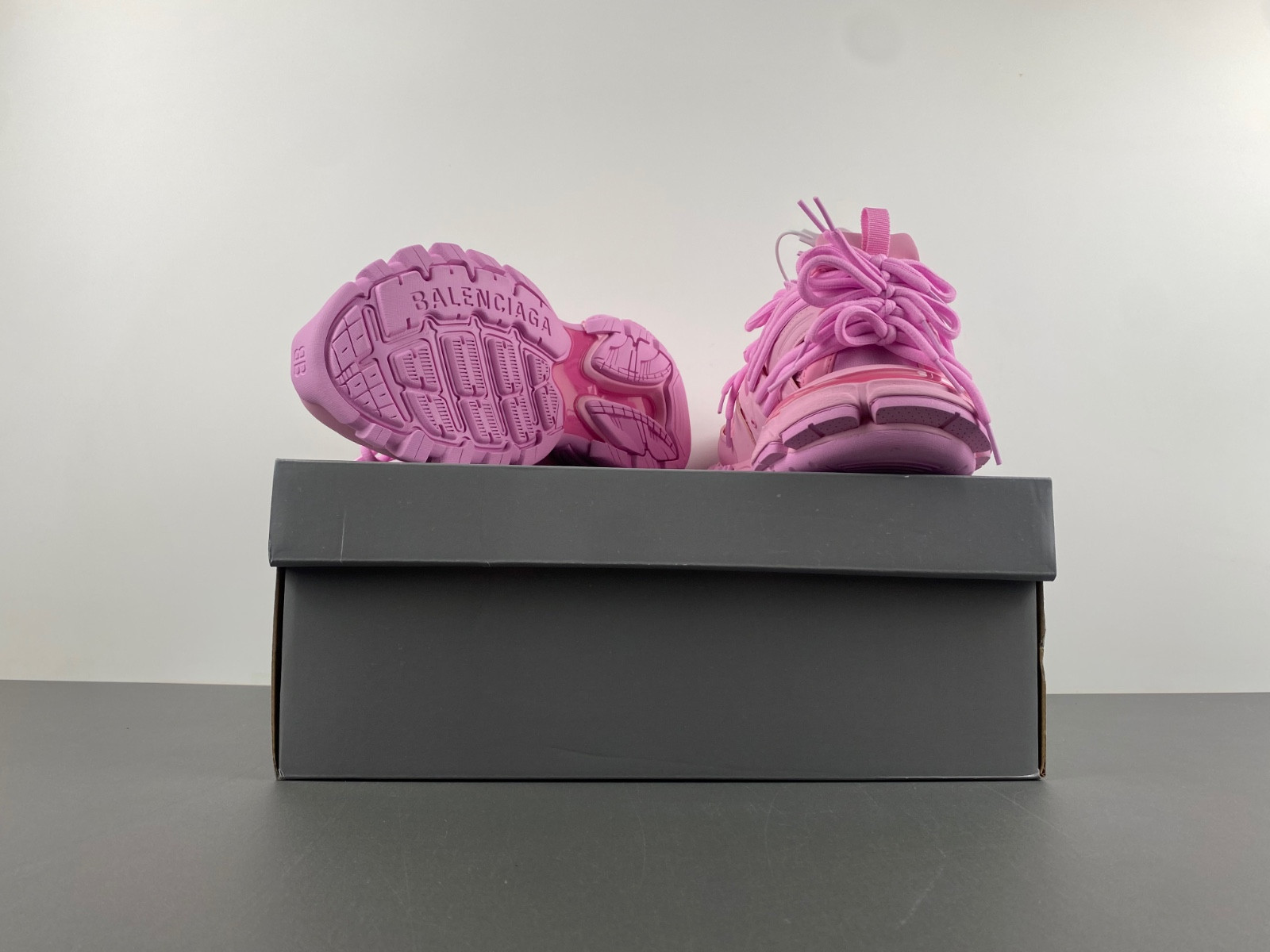 Ba*len*cia*ga pink sport shoes 