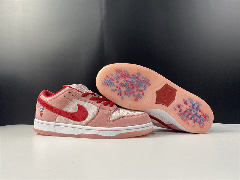 strangelove x dunk low sb 