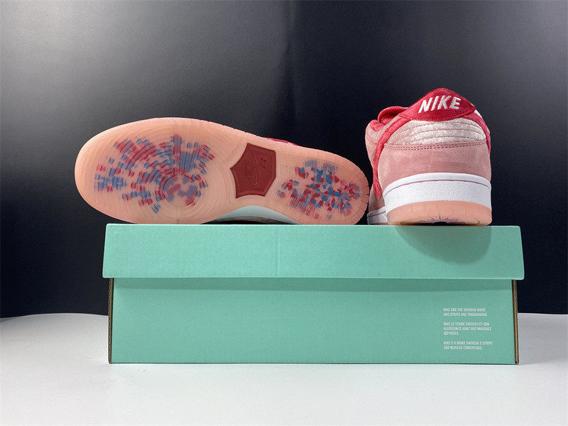 strangelove x dunk low sb 