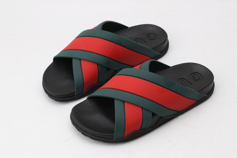 G*u*i slides sandal