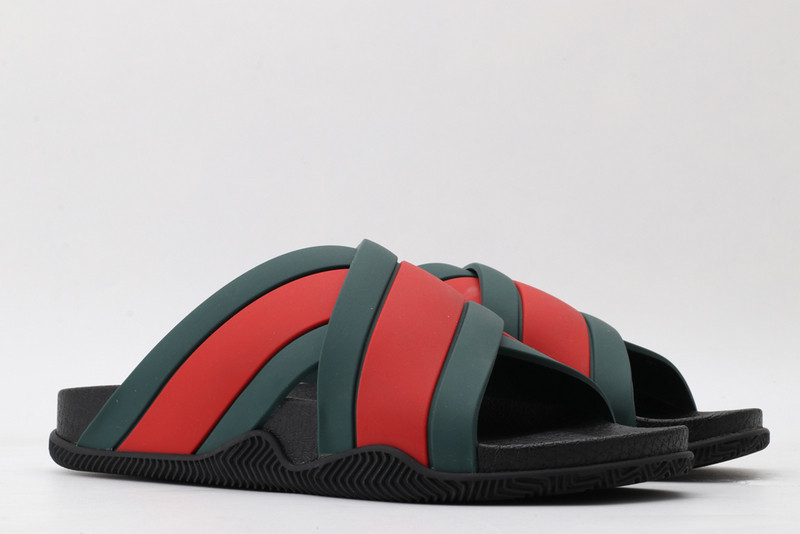 G*u*i slides sandal