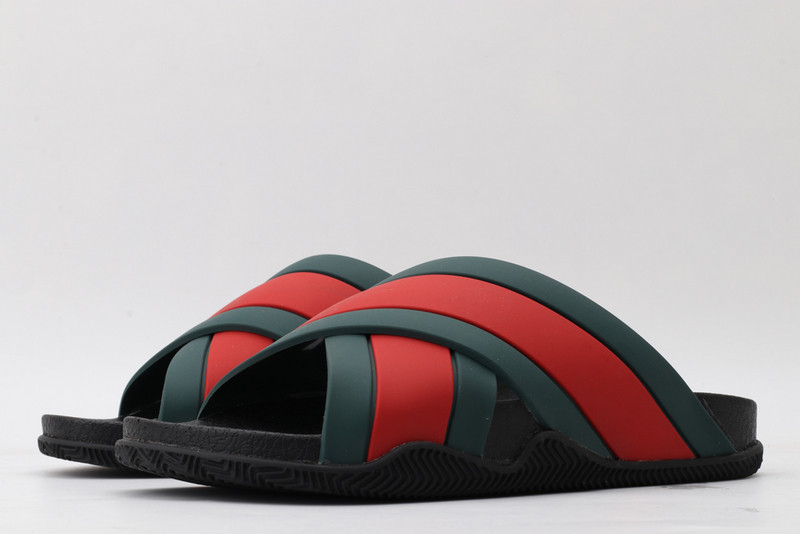 G*u*i slides sandal