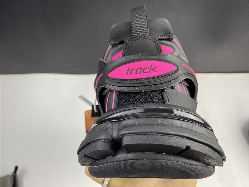 Ba*len*cia*ga track black with red lines