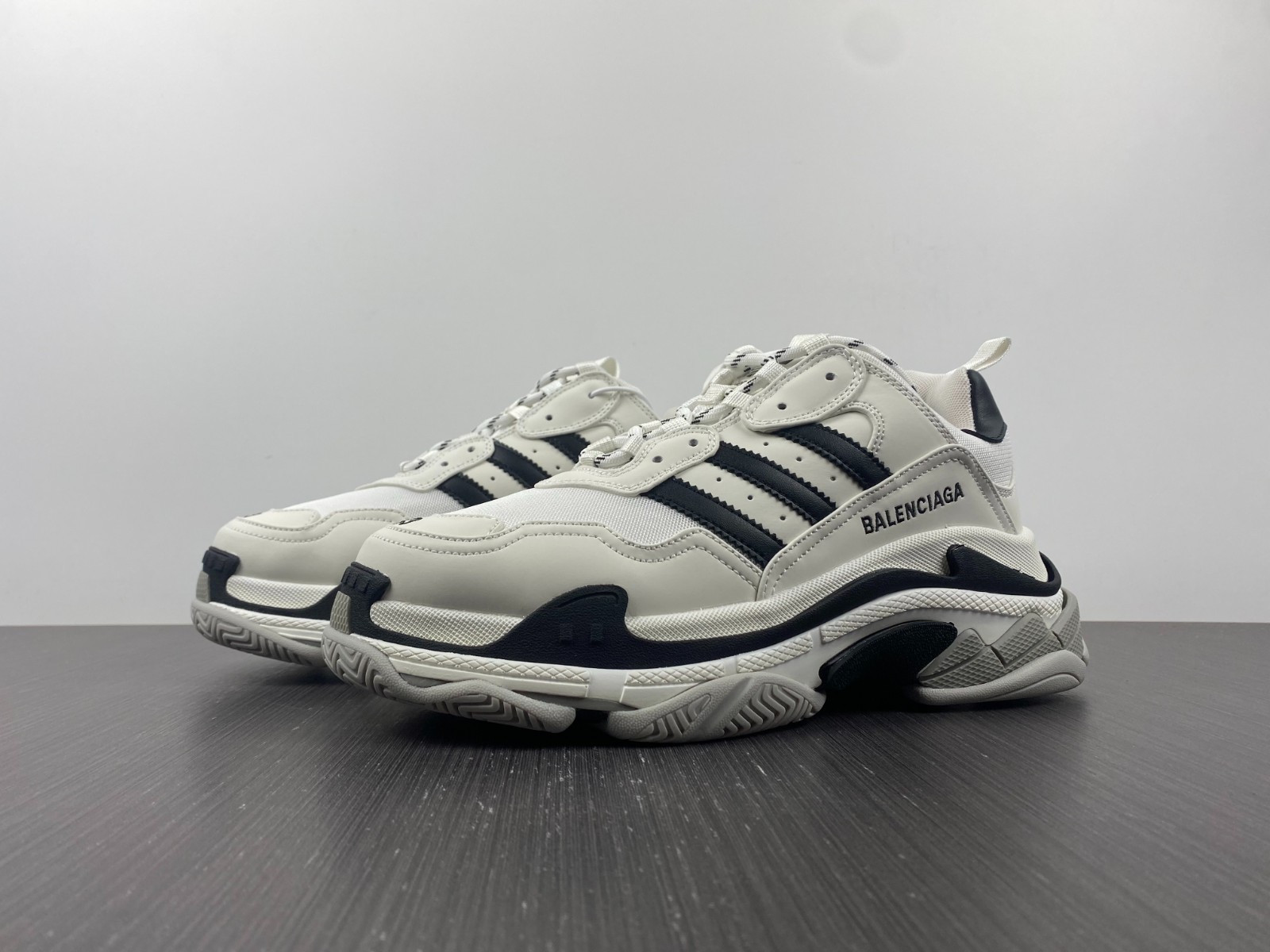 Ba*len*cia*ga triple s