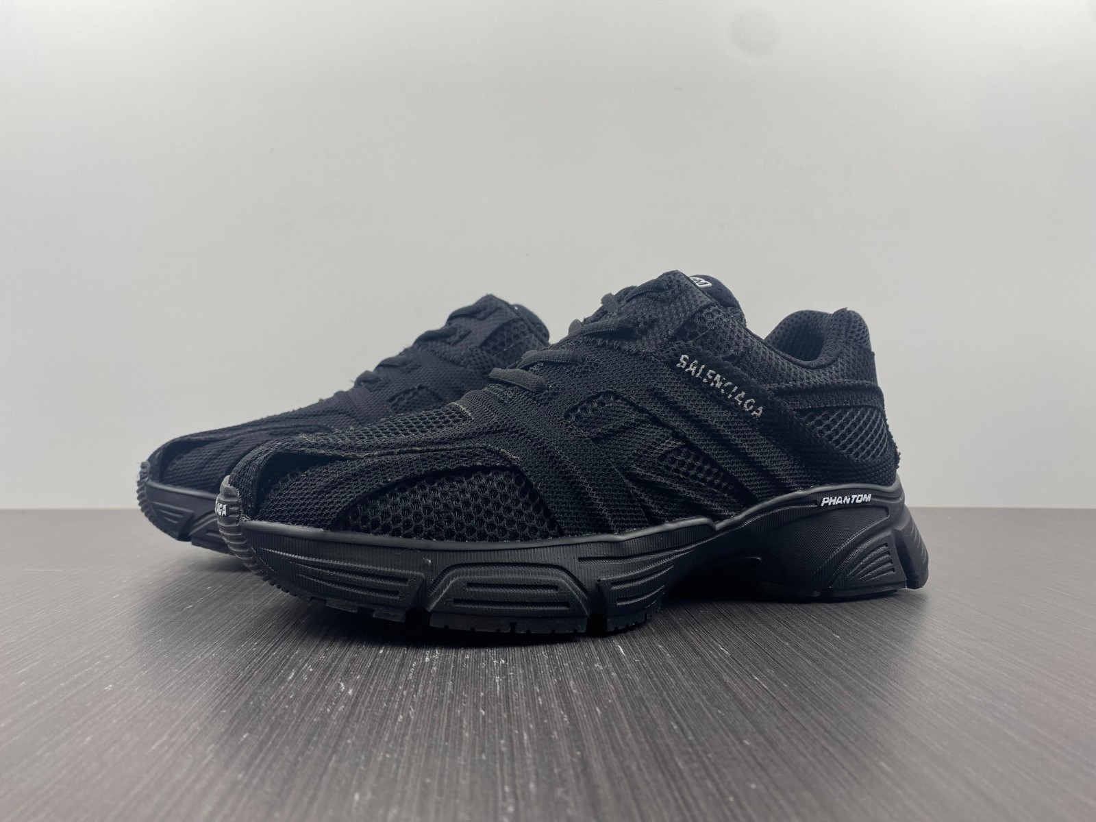 Ba*len*cia*ga men''s phantom sneaker in black 678869w2e921000