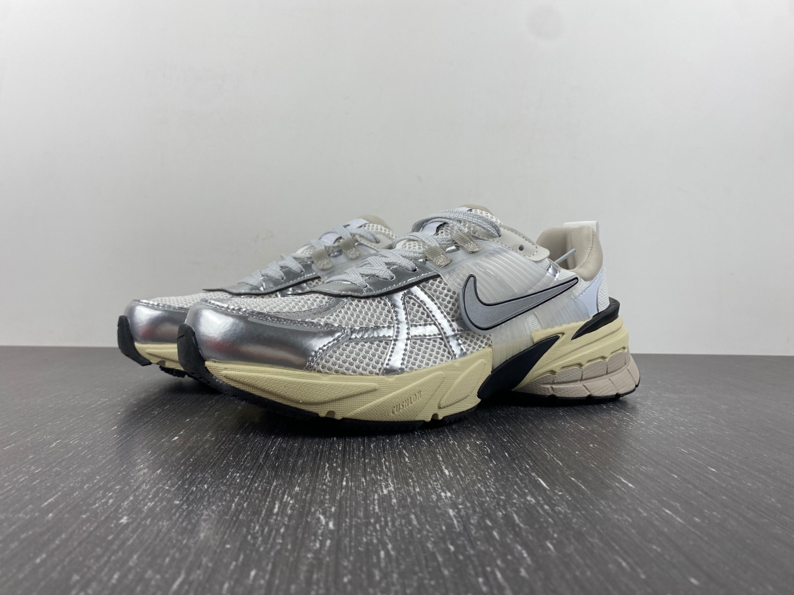 nike runtekk summit white metallic silver fd0736-100