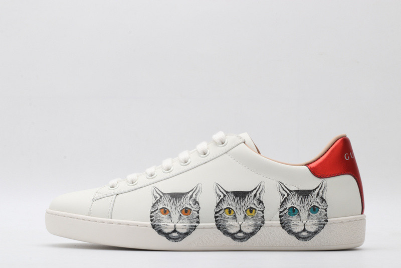 G*u*i ace embroidered low-top sneaker white with cat