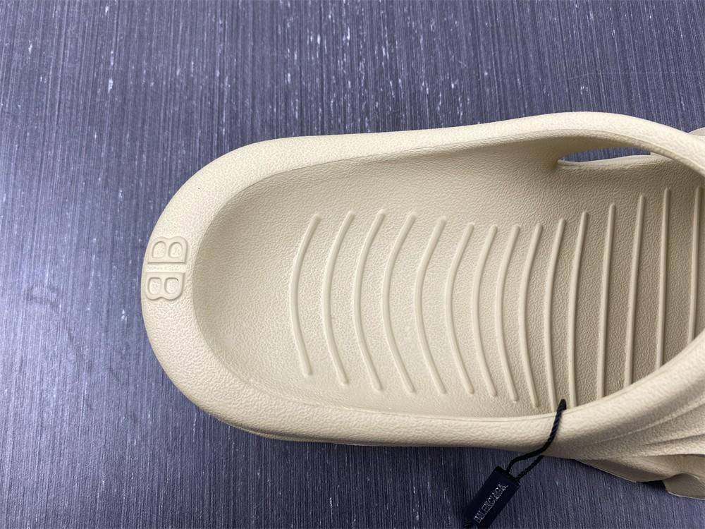 Ba*len*cia*ga mold slide sandal